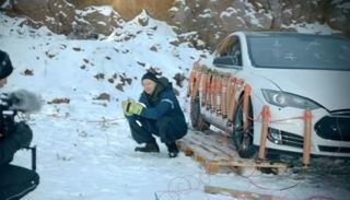 رجل يفجر سيارته التسلا بالديناميت بسبب تكاليف الإصلاح