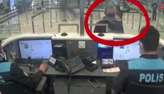 الأمن التركي خلال عملية اكتشاف التزورير بمطار إسطنبول