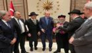 أردوغان يحصل على "شمعدان مقدس" هدية من حاخامات تركيا