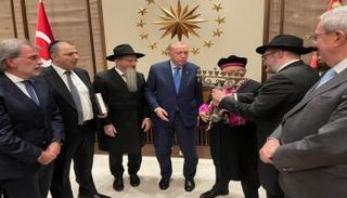 الرئيس التركي خلال تسلمه الهدية من الحاخامات اليهود 