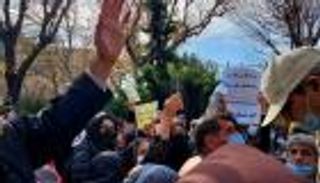 بالصور.. غضب المعلمين بإيران يستهدف الوزير المتشدد