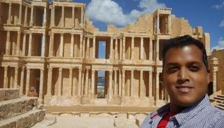 الأمريكي فرناندو إسبينوزا في زيارة لأحد المواقع الأثرية