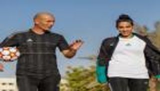 تحدي زيدان واللاعبة الإماراتية نوف العنزي.. أسطورة تقابل المستقبل (فيديو)