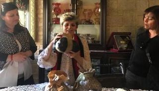 اللبنانية حنان بارودي تمسك أحد أعمالها