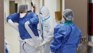 الأطقم الطبية بأحد أقسام كوفيد - أرشيف