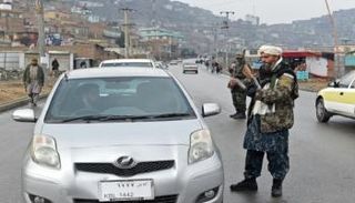 عنصر من طالبان في أحد كمائن السيارات