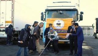 الإيرانية جيتي موسوي تجر الشاحنة