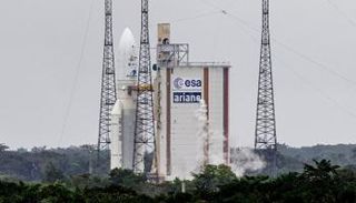 صاروخ آريان 5 لحظة انطلاقه حاملا التلسكوب العملاق