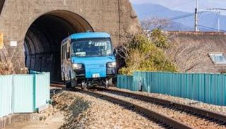 مركبة تسير على الطرق وقضبان القطارات في اليابان