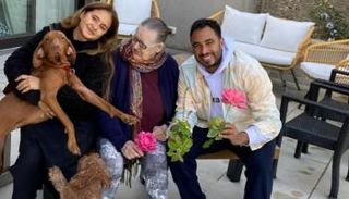 نيللي كريم بصحبة زوجها ووالدتها الروسية