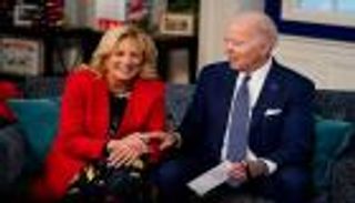 "هيا بنا يا براندون".. إهانة لبايدن وترامب في قفص الاتهام