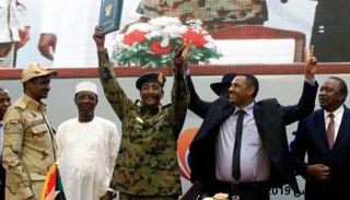 لحظة توقيع الوثيقة الدستورية بالسودان