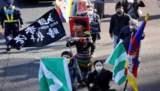 متظاهر يحمل صورة زعيمة ميانمار المخلوعة