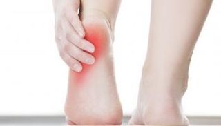 يتنوع علاج آلام الكعب بين الكمادات الباردة ووسادات الأحذية