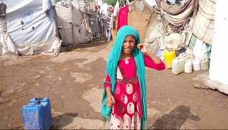 طفلة داخل أحد مخيمات اللاجئين في مأرب
