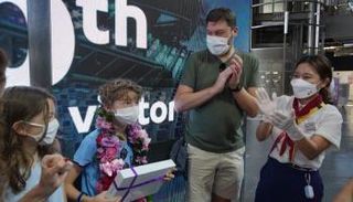 أثناء استلام جائزة الزائر 500 ألف