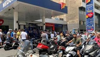 طوابير أمام محطات الوقود في لبنان.