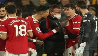 لينديلوف مع لاعبي مانشستر يونايتد