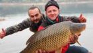 وزنها 22 كجم.. تركي يصطاد سمكة شبوط عملاقة