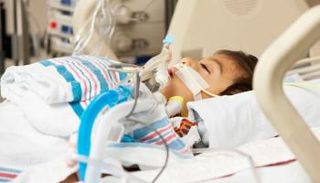 شخص يعاني من مرض شديد بسبب كورونا