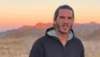 سائح فرنسي مسجون بإيران يُضرب عن الطعام