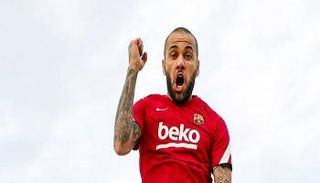 داني ألفيس لاعب برشلونة