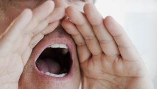 أوميكرون تم ربطه بصوت أجش أو خشن