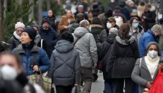 أشخاص يسيرون في أحد شوارع برلين