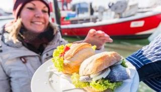 طوابير الحصول على شطائر الأسماك بخليج لوبيك تظهر في الصيف