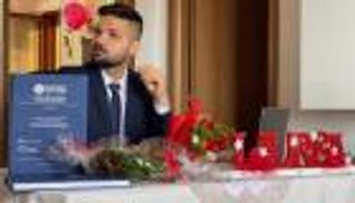 شاب يهزم السرطان مرتين ويتخرج بأطروحة عن مرضه