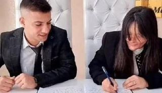 بيرفين أوزيك توقع عقد زواجها من صديقها السابق قاسم أوزان جيلتيك