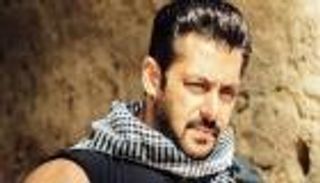 سلمان خان ينجو من ثعبان سام بعد "لدغتين"