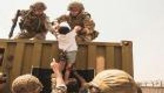 بكاء بعد الإجلاء.. كيف يعيش الأطفال الأفغان في أمريكا؟