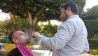 حلّاق لبناني يتحدى ظروفه الاقتصادية: الشوارع صالوني الكبير