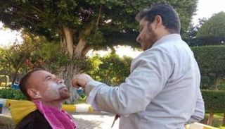 أبو الزوز حول الشارع إلى صالون حلاقة مفتوح