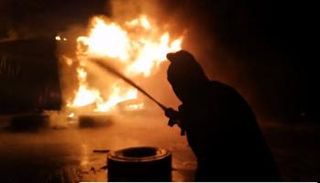 جانب من جهود إخماد الحريق