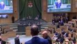 بالصور.. فوضى وعراك في البرلمان الأردني ورفع جلسة نقاش تعديل الدستور
