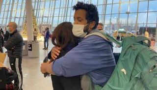 المدرس الأمريكي إسبينوزا يصل إلى مطار جون إف كينيدي