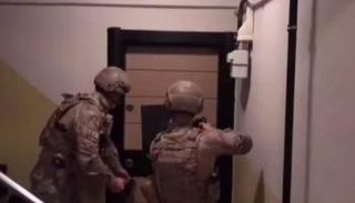 عناصر أمنية خلال مداهمة منزل أحد المطلوبين 