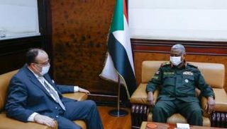  ياسر العطا والسفير حسام عيسى