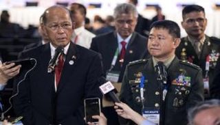 وزير الدفاع الفلبيني ديلفين لورينزانان