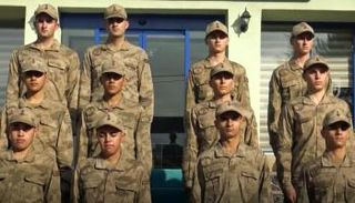 التوائم الستة بالزي العسكري