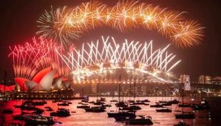 الألعاب النارية المبهرة في سيدني تجذب الآلاف كل عام