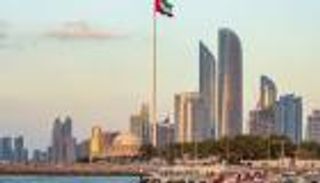 امتيازات تضاهي العمل الحكومي.. كيف عززت الإمارات جاذبية القطاع الخاص؟