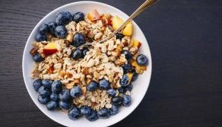 خبراء ينصحون بألا تزيد نسبة السكر في موسلي الفاكهة عن 15%