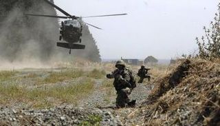 عنصران من الجيش التركي خلال إحدى العمليات