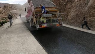 أشغال إنجاز طريق جبلية بالمغرب - أرشفية