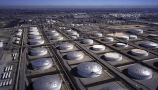 مخزونات النفط الأمريكية تهوي لأدنى مستوى في 19 عام