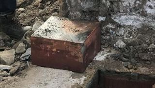 الكبسولة عثر عليها تحت قاعة تمثال روبرت لي