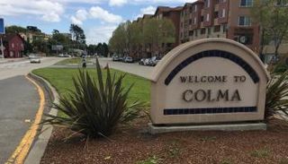 مدخل مدينة كولما الأمريكية
